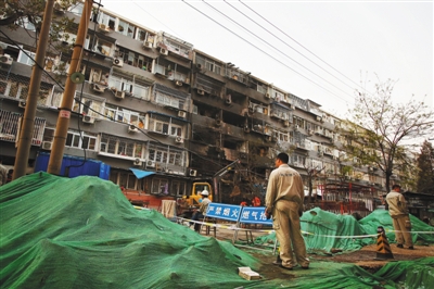 救援人員在現場排查。