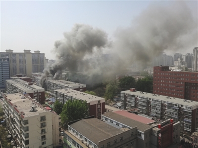 昨日，北京海淀區(qū)紅聯南村小區(qū)施工工地挖斷燃氣管道，造成爆炸引發(fā)居民樓火災，致1死2傷，發(fā)生爆炸起火現場濃煙滾滾。CICPHOTO/總匯 攝
