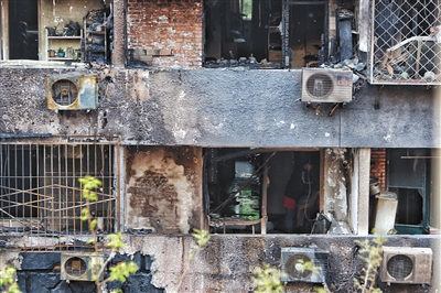 爆燃后的居民樓現場。