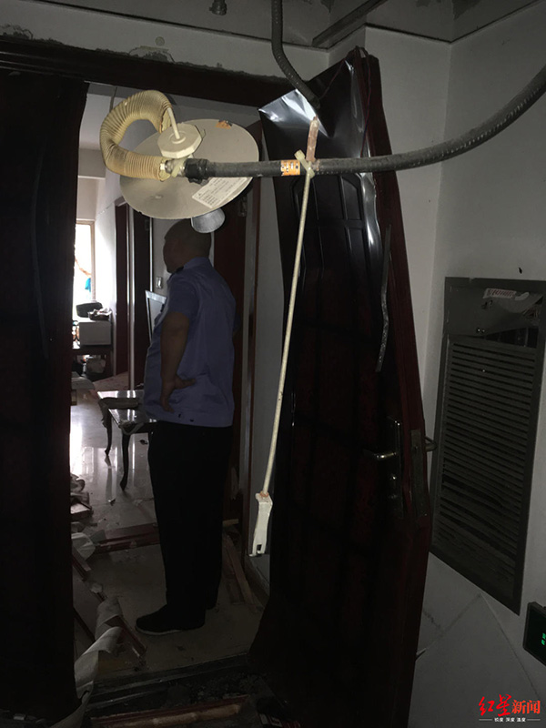 小區(qū)住戶屋內(nèi)爆炸，防盜門整體已經(jīng)彎曲