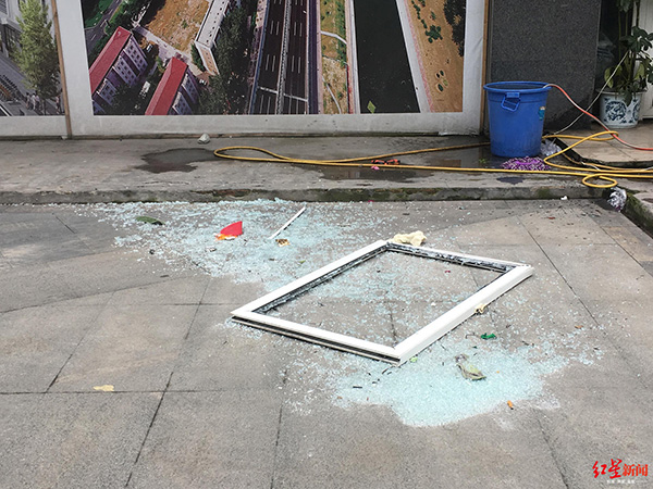 二樓窗戶被震到樓下，玻璃碎了一地
